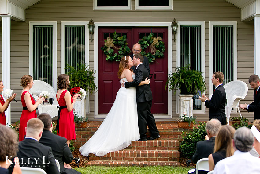 first kiss at wedding