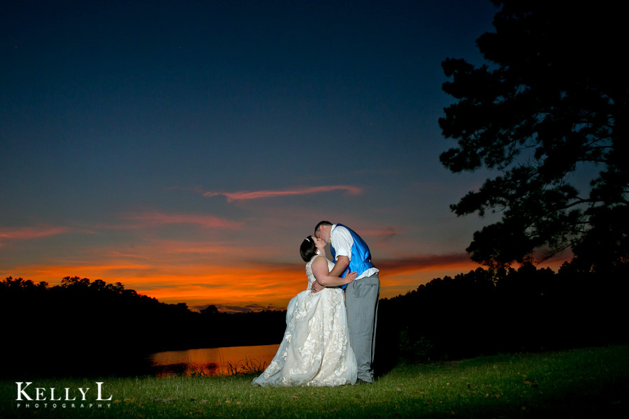 sunset wedding photos at the members club at woodcreek