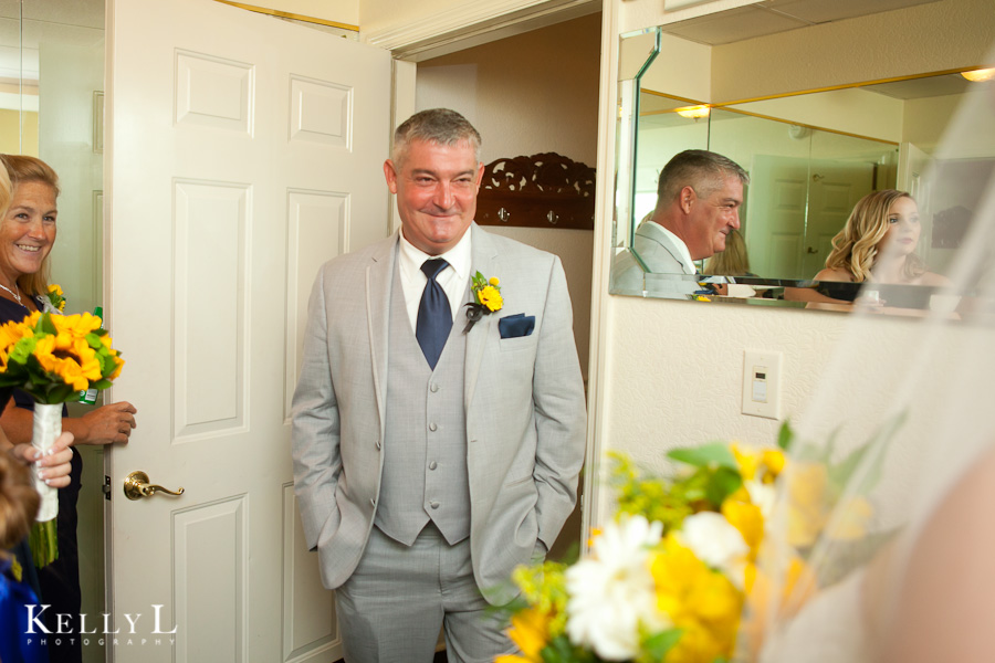dad sees bride for the first time on wedding day