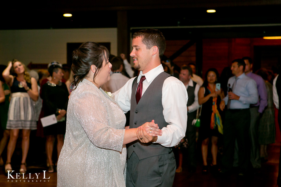 groom's dance with his mom