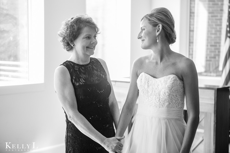 bride and her mom