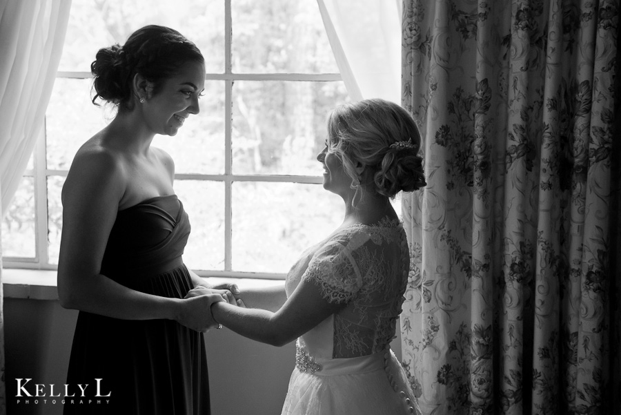 sweet moment between bride and her sister